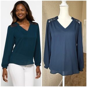 🌿 NWT FORTUNE + IVY Sarna Lace Detail Blouse – Navy Blue, XS 🌿